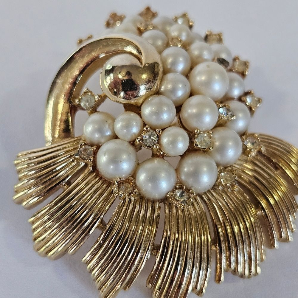 Vintage Signed Crown Trifari 1950s Alfred Philippe Faux Pearl Rhinestone Brooch - Picture 7 of 13